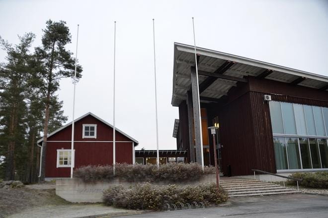 Nykyinen Sella eli entinen Nikkarikeskus on nyt laitettu julkiseen myyntiin. Huutokaupassa etsitään ostajaa koko kiinteistökokonaisuudelle eli Sellalle ja sen kyljessä kiinni olevalle Hirvelän verstaalle. KUVA: JAANA ALA-LAHTI