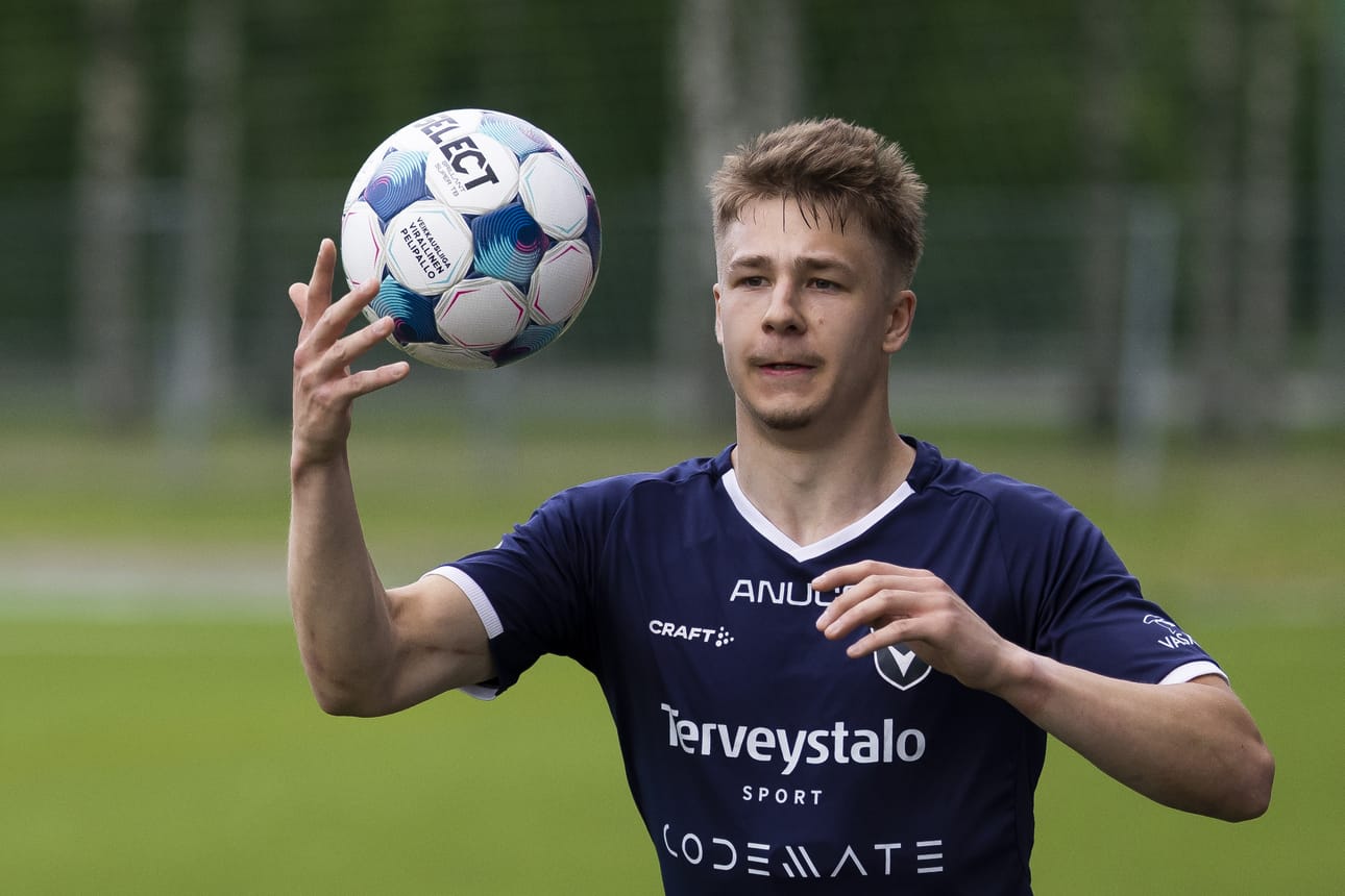 Tuomas Kaukua käy tasaisin väliajoin Oulusta kotikaupungissaan Rovaniemellä. Keskiviikkona hän ajoi paikan päälle katsomaan RoPS:n ja HJK:n välistä Suomen cupin ottelua.