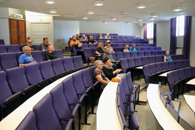 Tilaisuus striimattiin, joten kuka tahansa saattoi seurata keskustelua vaikka puhelimeltaan. Linjoilla oli koko ajan etänä satakunta ihmistä. KUVAT: ANU NAHKALA