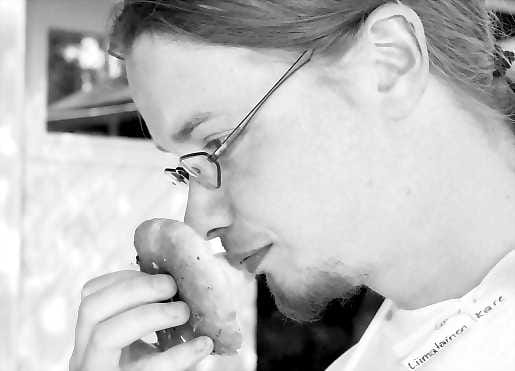 Lajeja löytyikin. Esteri Ohenoja ihasteli lauantain sieniretken saaliin suuruutta ja kiitteli, ettei kuiva kesä vienytkään kaikkia metsän herkkuja.