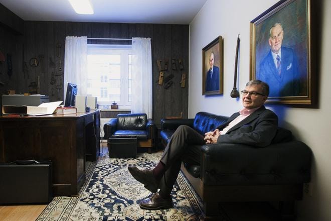 Asianajaja Peter Boucht ja isoisä Harald Boucht ehtivät työskennellä yhdessä perheen asianajotoimistossa Vaasassa. Asianajotoimisto Boucht & Nikula jatkaa toimintaansa vielä tänä päivänäkin. Maalaus Haraldista on taustalla. KUVA: Jarno Pellinen