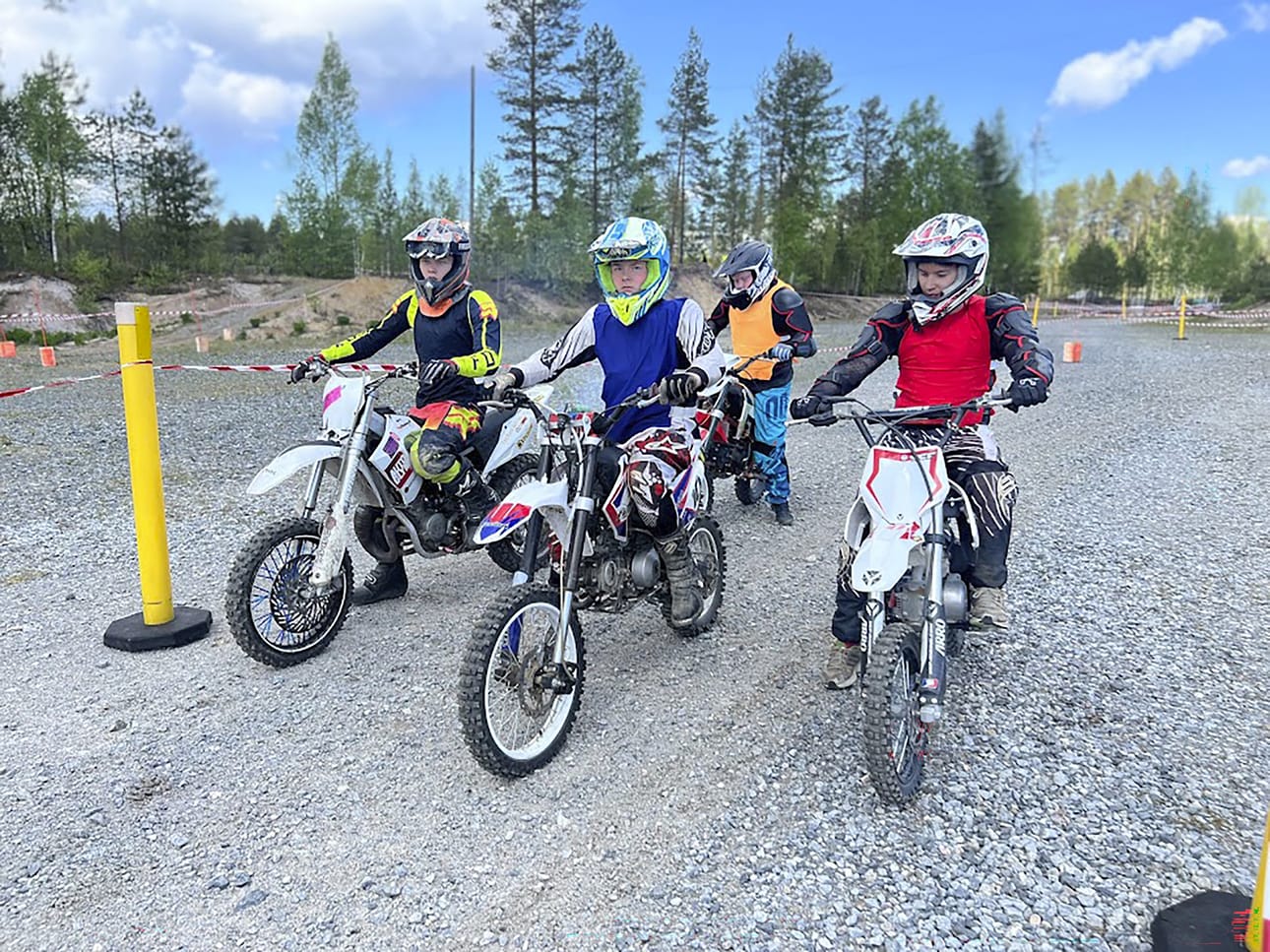 Moottoripajanuoret lähtöviivalla Särkikankaan moottoriradalla.