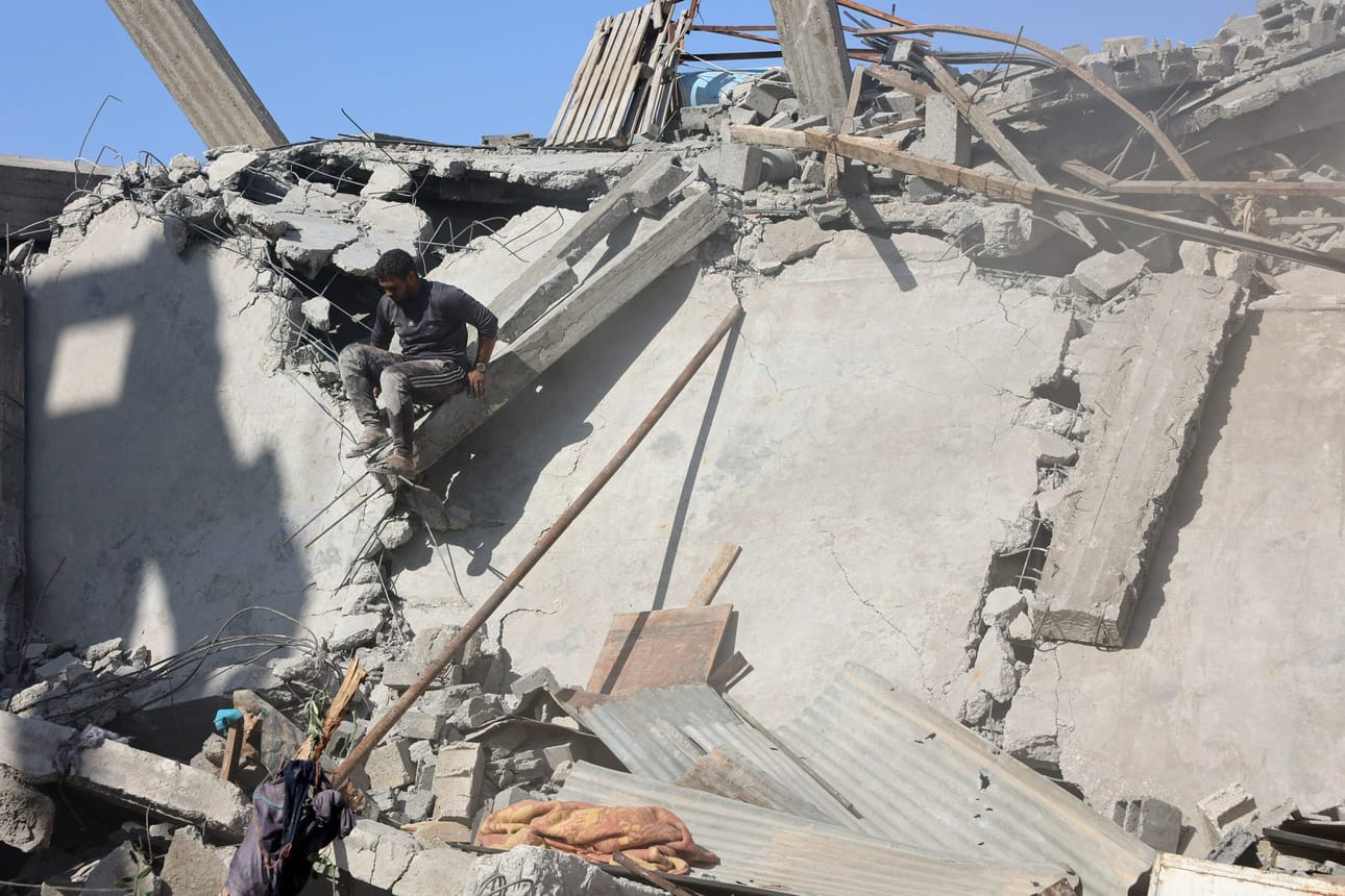 Gazalaisviraston edustaja sanoi, että israelilaisjoukot tekivät iskuja lauantain vastaisen yön aikana myös muualla Gazan kaistalla. Arkistokuvassa on iskuissa tuhoutunut rakennus Gazan kaupungissa. LEHTIKUVA / AFP