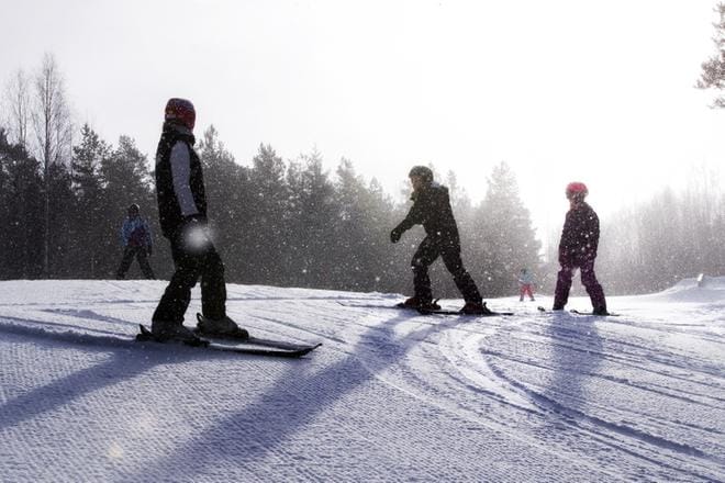 Hiihdonopettaja Emilia Nylund luotsasi maanantaina pieniä hiihtolomalaisiaan Öjbergetin laskettelurinteessä. Osa liikuntaleirille osallistuneista oli laskettelusuksilla ensimmäistä kertaa, mutta kaikki tulivat rohkeasti rinnettä alas. KUVAT: JARNO PELLINEN