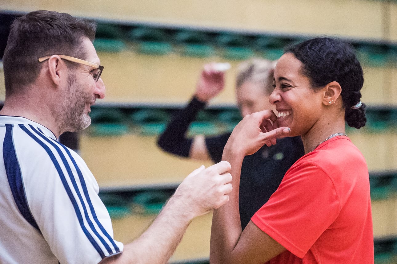 Malina Terrell keskusteli Pölkky Kuusamon valmentajiin lukeutuvan Ismo Paanasen kanssa tiistaiaamun harjoitusten jälkeen.