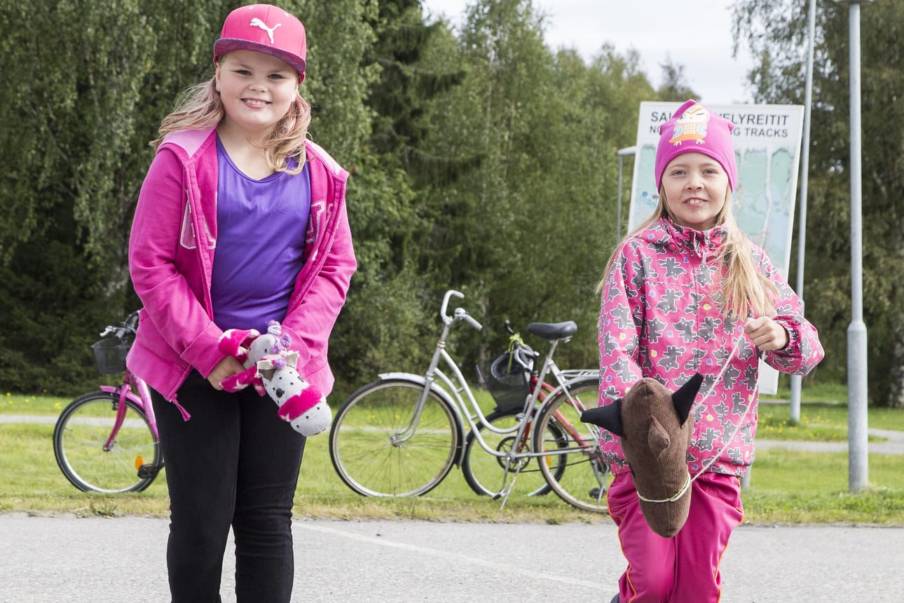 Taipuu, taipuu. Moppe Leinonen ja Katja Rontti lämmittelevät.