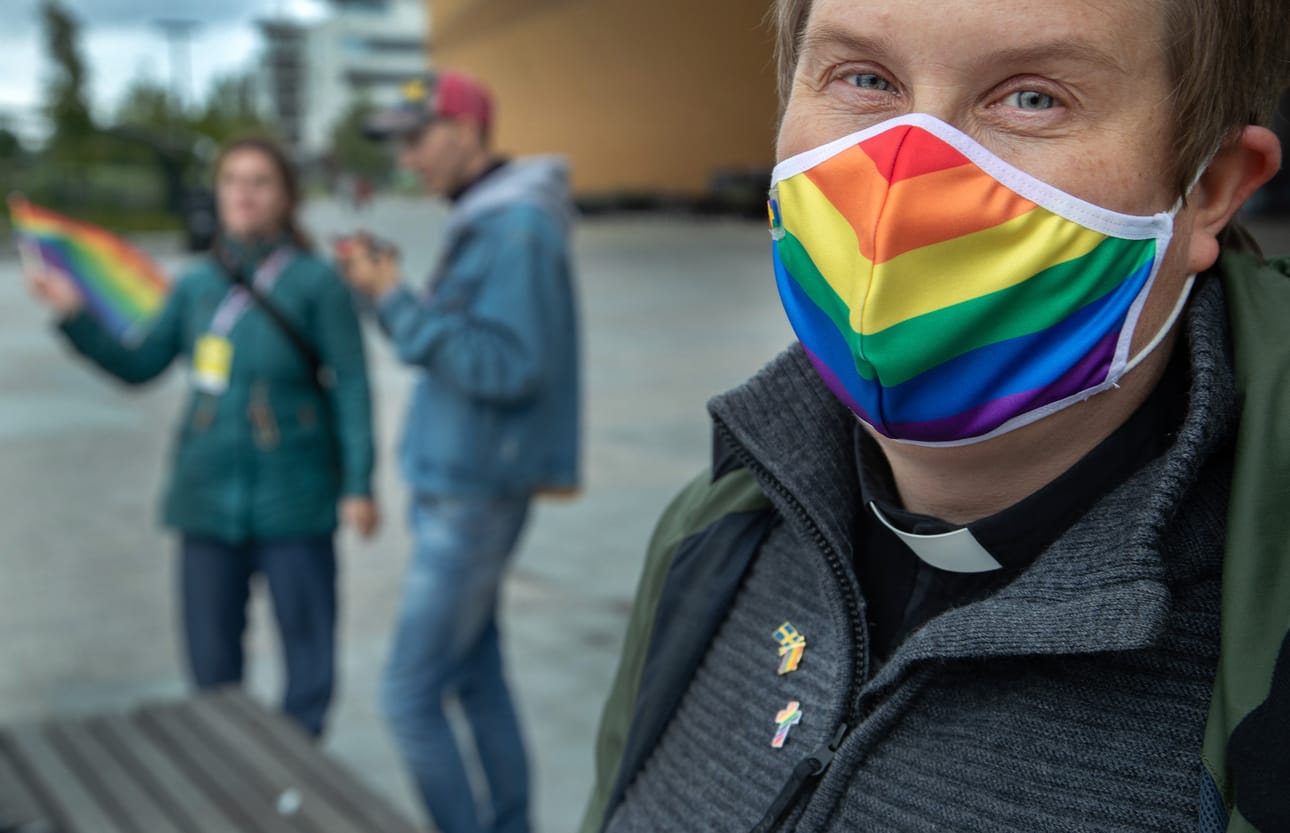 Vantaan ruotsinkielisen seurakunnan pastori Anu Paavola oli pukeutunut asianmukaisesti maskiin.
