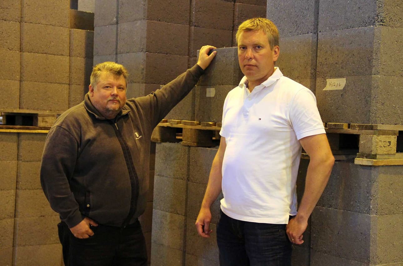 Alun perin ajatuksen piippuharkoista sai pyhäjokinen Heikki Korpela (vas.), joka puhui ideastaan oulaistelaiselle yrittäjätuttavalleen Kimmo Hirvoselle. Hirvosen kautta mukaan lähti Veikka Gustafsson.