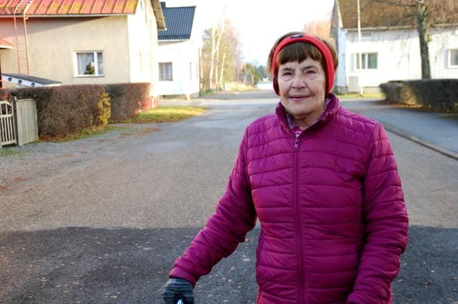 Kaskislainen Sonja Holm ei moiti terveyskeskuksen siirtämistä väliaikaisesti parakkeihin. KUVAT: OLLI PURSIAINEN