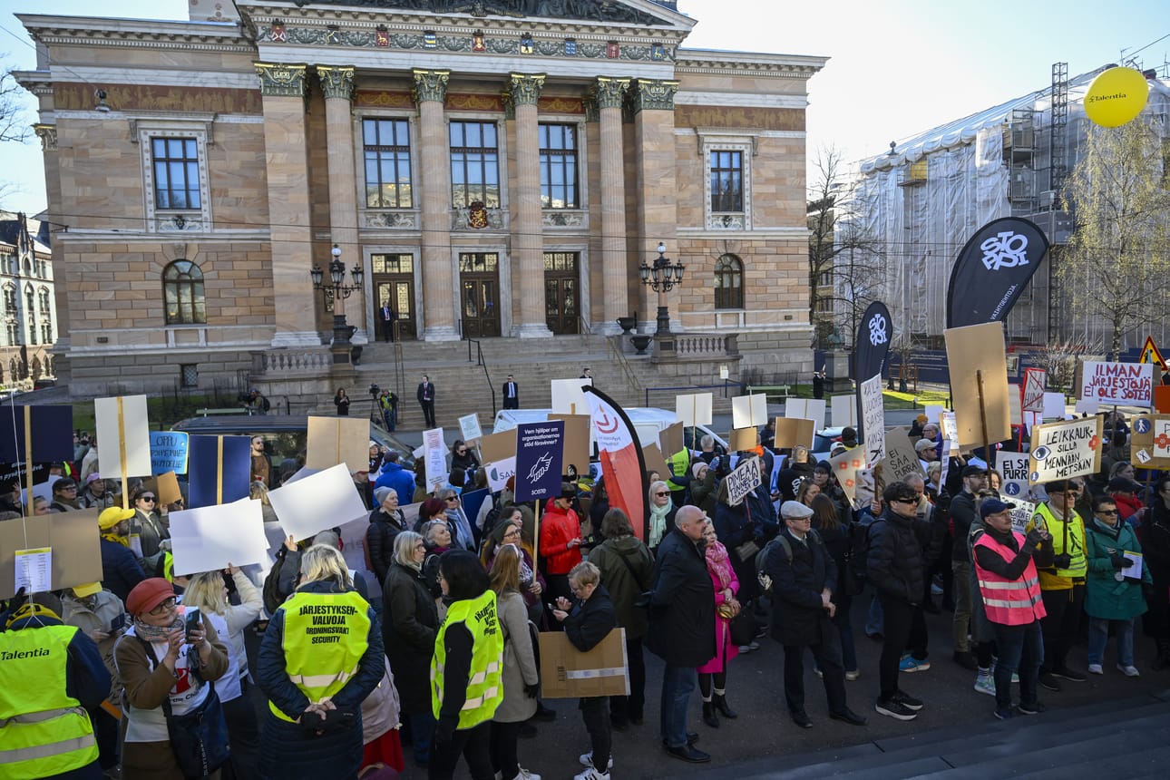 Hallituksen pohtiessa valtion tuloja ja menoja, kokouspaikan ympäristössä järjestetään säännöllisesti mielenosoituksia.