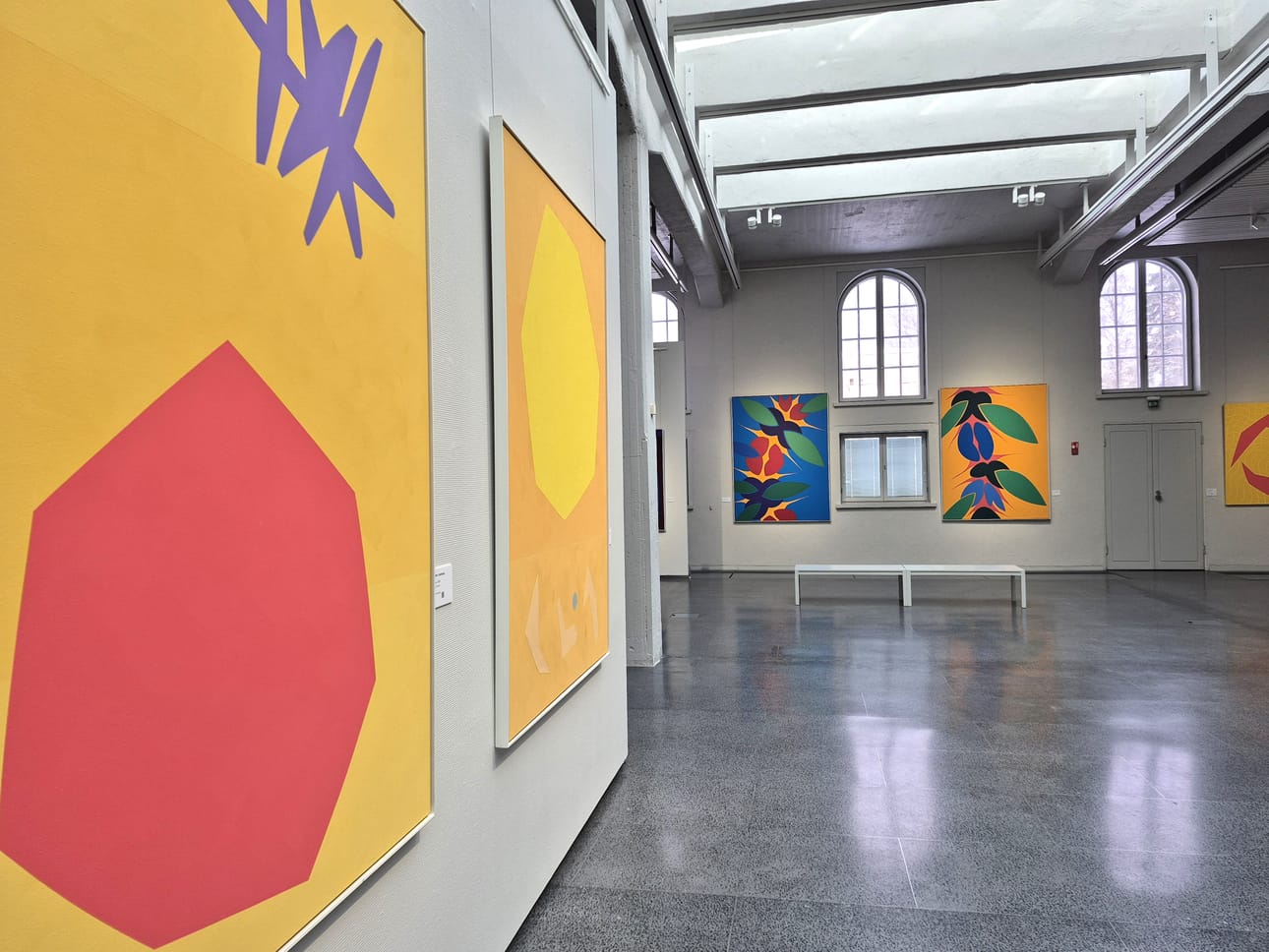 Lapuan taidemuseo täyttää tänä vuonna 20 vuotta. Seinäjokelaisen Seppo J. Tannisen näyttely avaa juhlavuoden. Etualalla teokset Koan I ja Koan II.