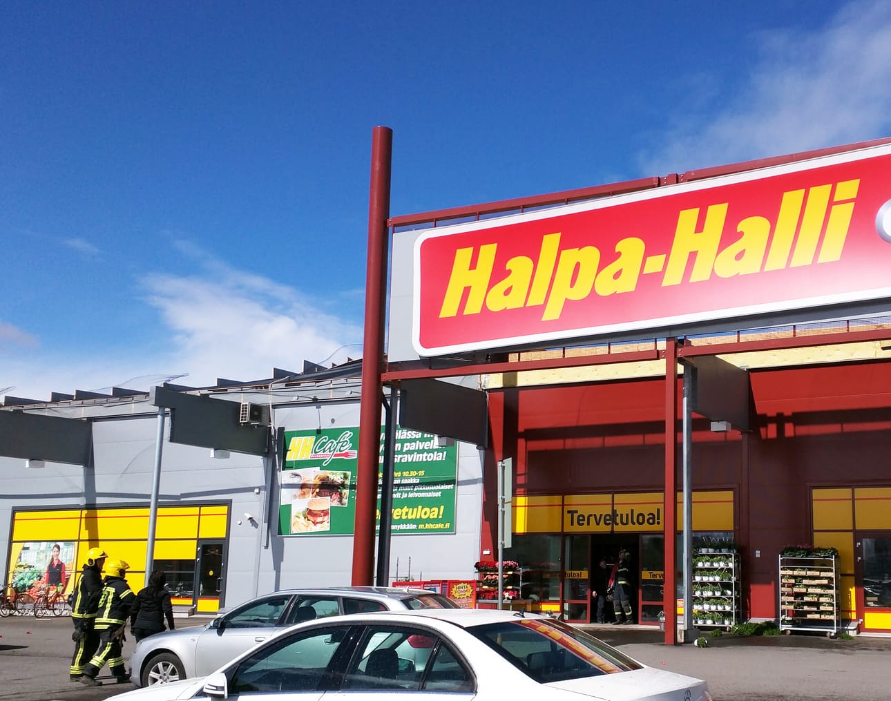 Halpa-Hallin katos irtosi ja lensi tavaratalon katolle lauantaina noin kello 14.50 Lyyli-myrskyn voimasta.