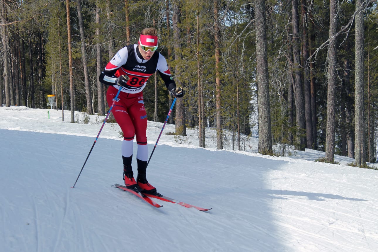 Inarin Yrityksen Eelis Valikainen vauhdissa Posion Pentik-hiihdoissa 23.4.2023.