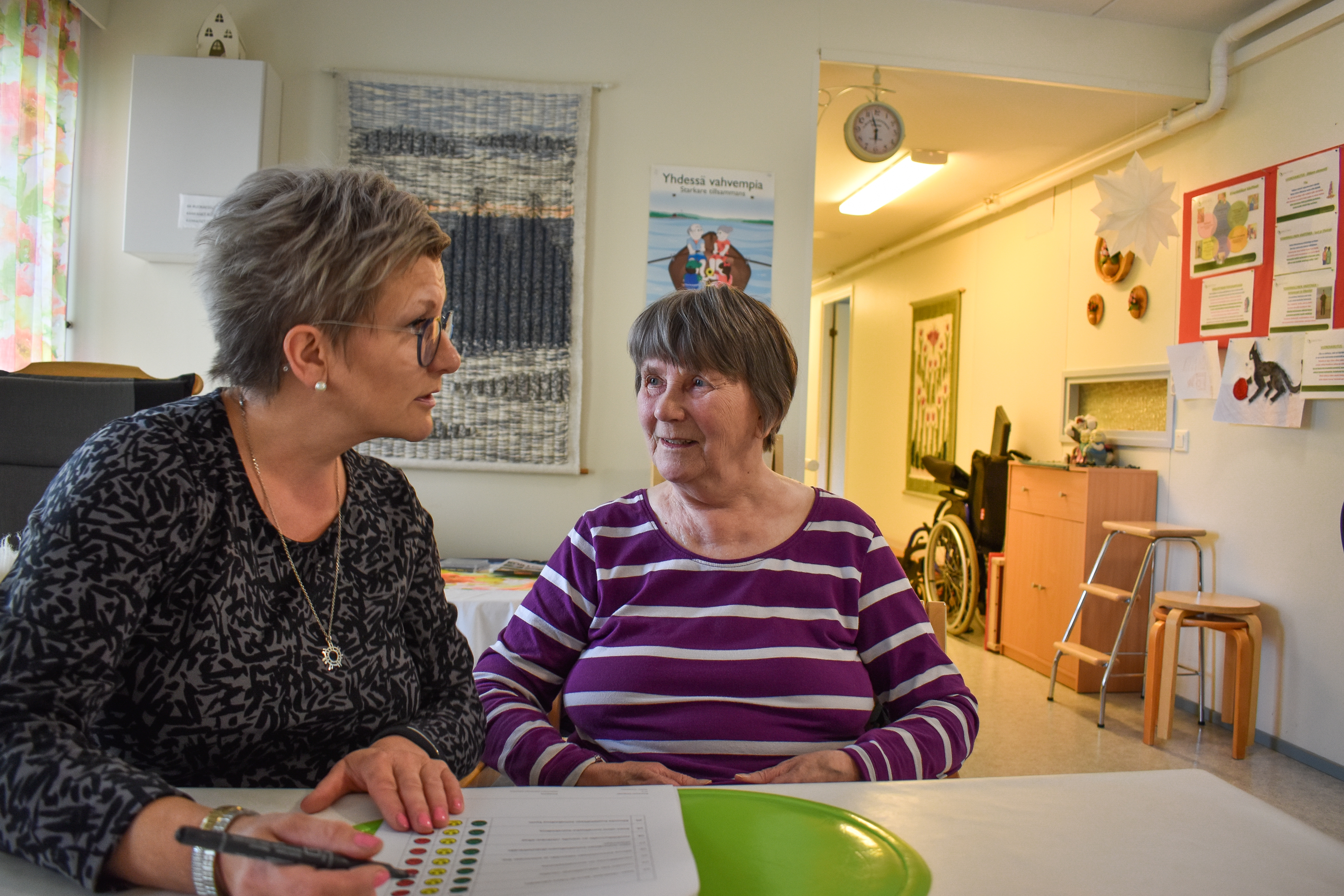<p>Rovaniemellä asuva tytär Inkeri Hietaniemi on tullut tapaamaan äitiänsä Anja Karjalaista Aarontuvalle. Kuvassa he täyttävät yhteisvoimin kaupungilta tullutta palautelomaketta.</p>