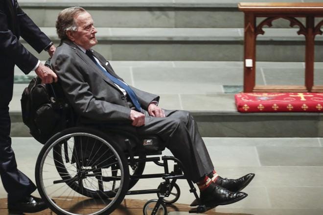 George H.W. Bush osallistui vaimonsa Barbara Bushin hautajaisiin lauantaina. KUVA: EPA