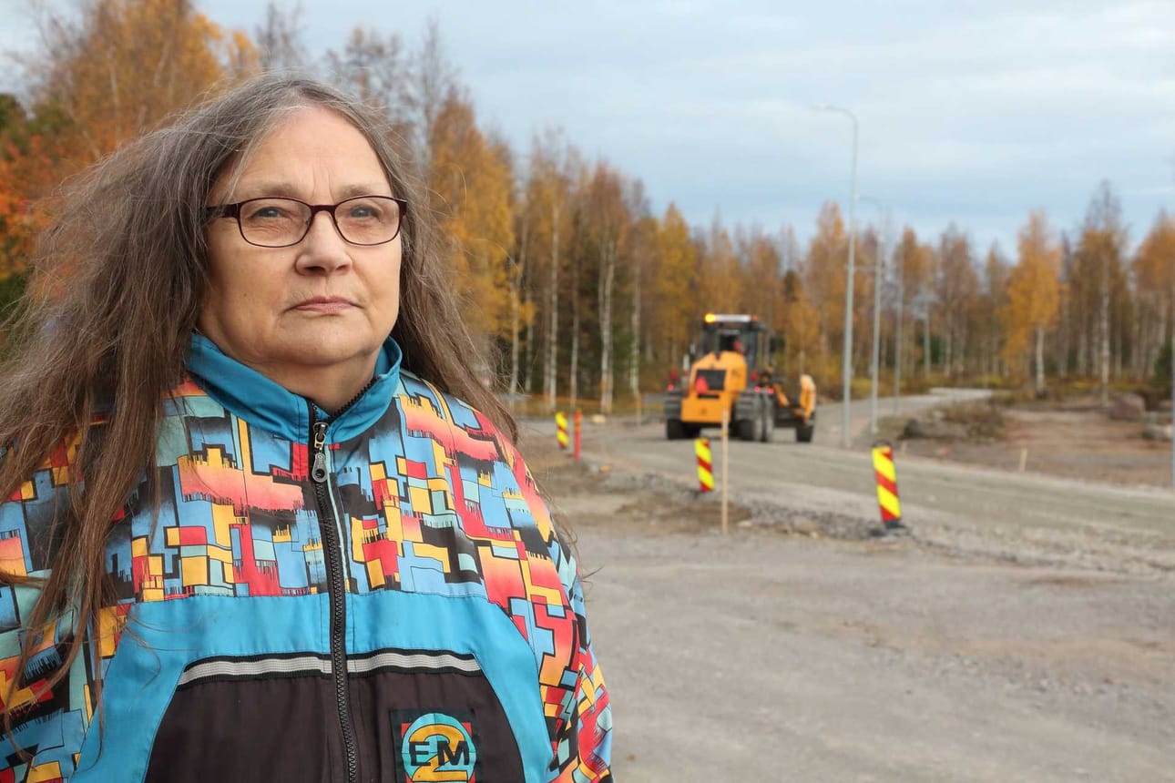 Pyhtilän alueen rakentaminen löi pärstäleiksi monet alkuperäiset tilat. Elina Pyhtilän synnyinkoti on jäänyt kuin saarekkeeksi uusien kaavateiden ja omakotitalojen keskelle. "Pitäähän ihmisten saada asuntoja", alkuperäisasukas toteaa.