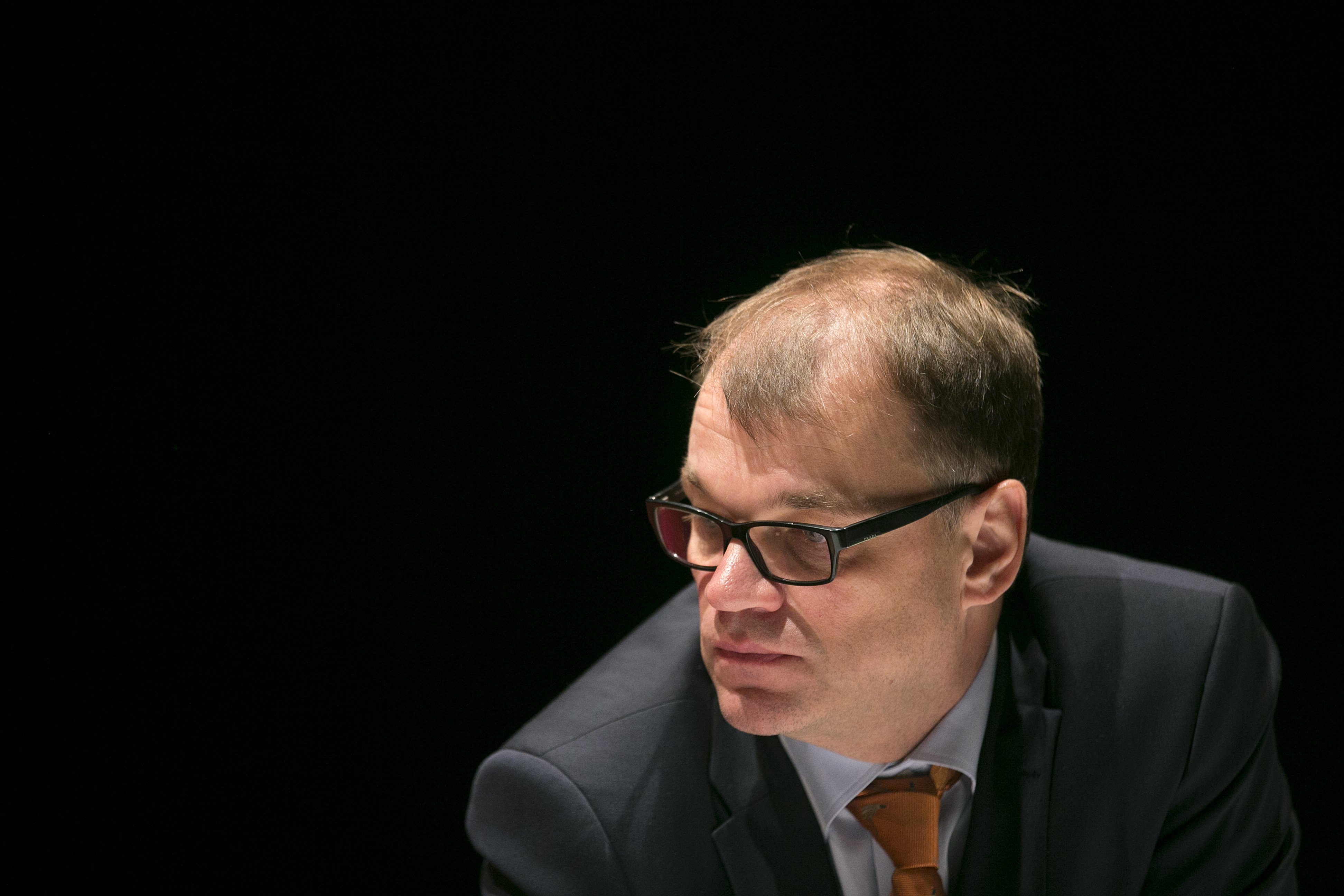 Pääministeri Juha Sipilän (kesk.) vuodesta ei ole puuttunut vauhtia ja tiukkoja tilanteita.