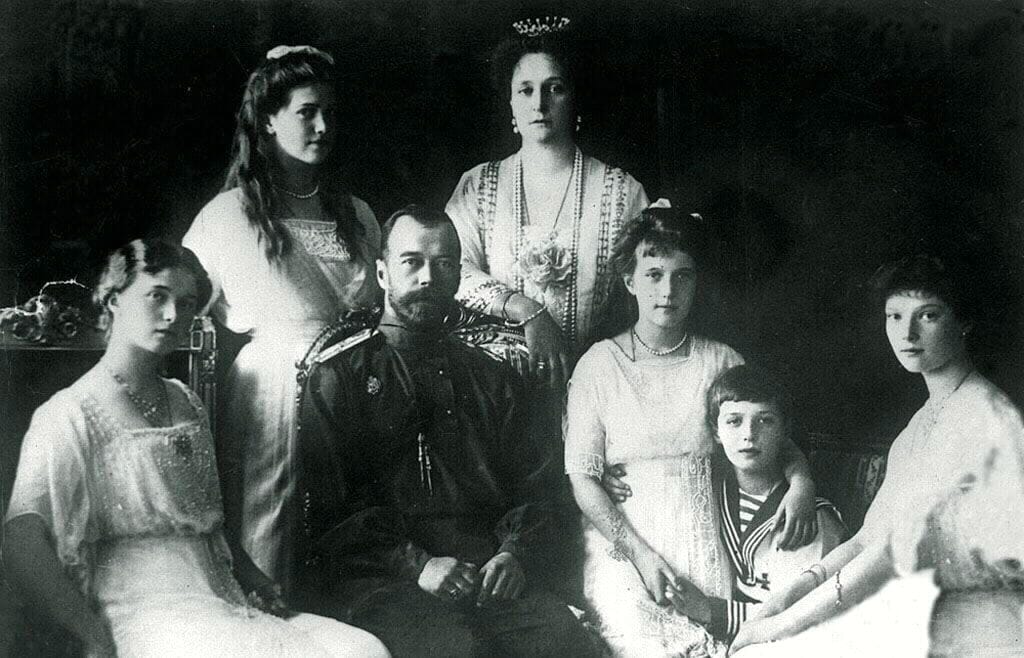 Nikolai II ja keisarinna Aleksandra perheineen vuonna 1914.