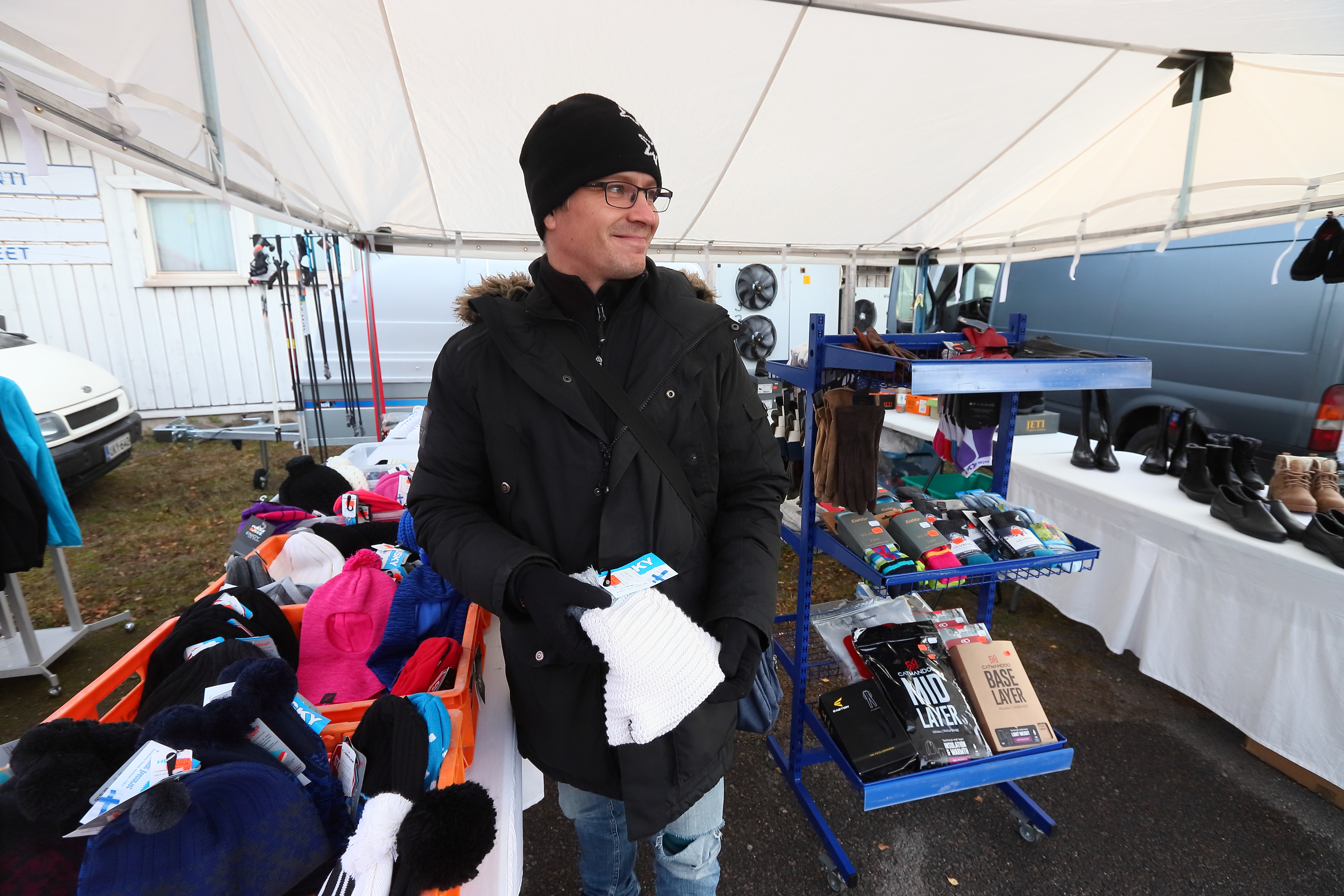 Matti Mustonen aloitti markkinamiehen hommat heinäkuussa. Nyt hän oli myymässä ensimmäistä kertaa Lapaluodon kalamarkkinoilla.