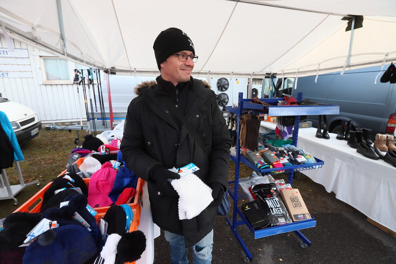 Matti Mustonen aloitti markkinamiehen hommat heinäkuussa. Nyt hän oli myymässä ensimmäistä kertaa Lapaluodon kalamarkkinoilla.