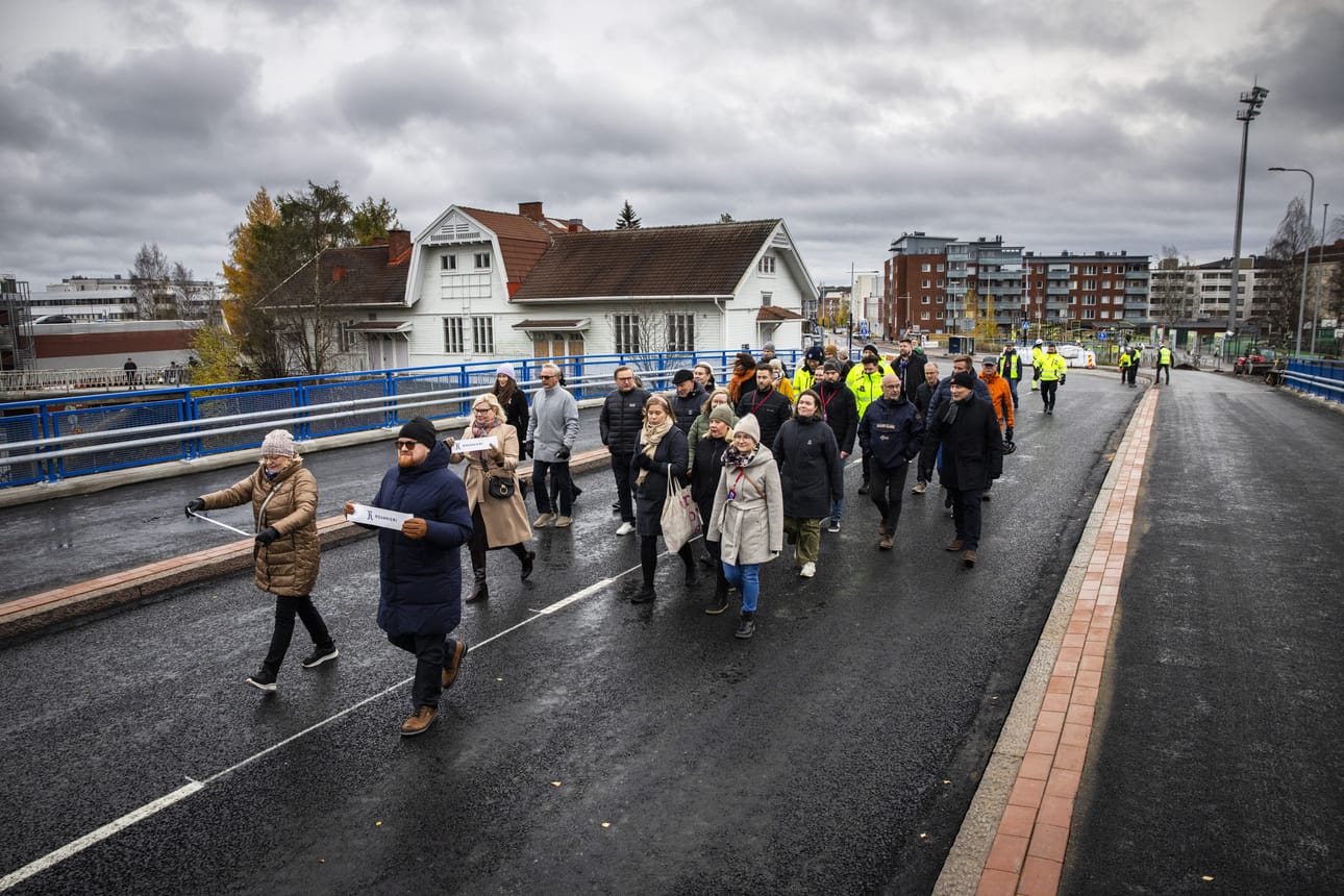 Kaupungin päättäjät suorittivat seremoniallisen ylikävelyn. Delegaatiota johti kaupunginjohtaja Joonas Hänninen.
