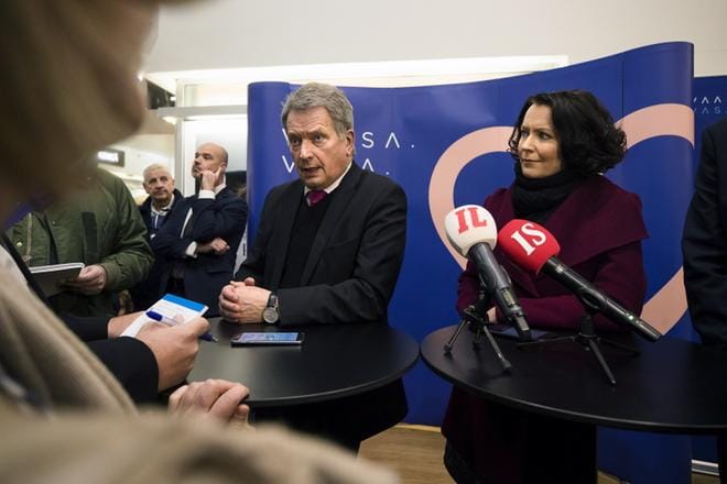 Presidenttiparin lehdistötilaisuudessa Rewell Centerissä oli paikalla paljon median edustajia. KUVA: JARNO PELLINEN
