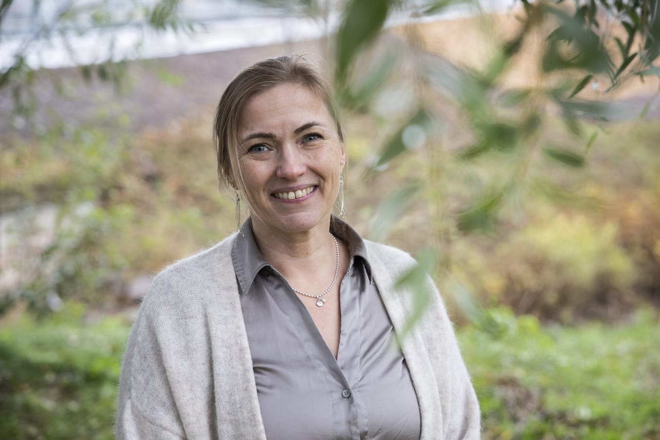 Asunnottomuuden kanssa vuosikymmeniä työskennellyt Katja Karppinen sanoo, että tehokkainta olisi tukea perheitä jo varhaisessa vaiheessa, jotta lapset saisivat hyvät eväät aikuisuuteen. Näin vastoinkäymisten kanssa pärjää paremmin myöhemmässä vaiheessa.