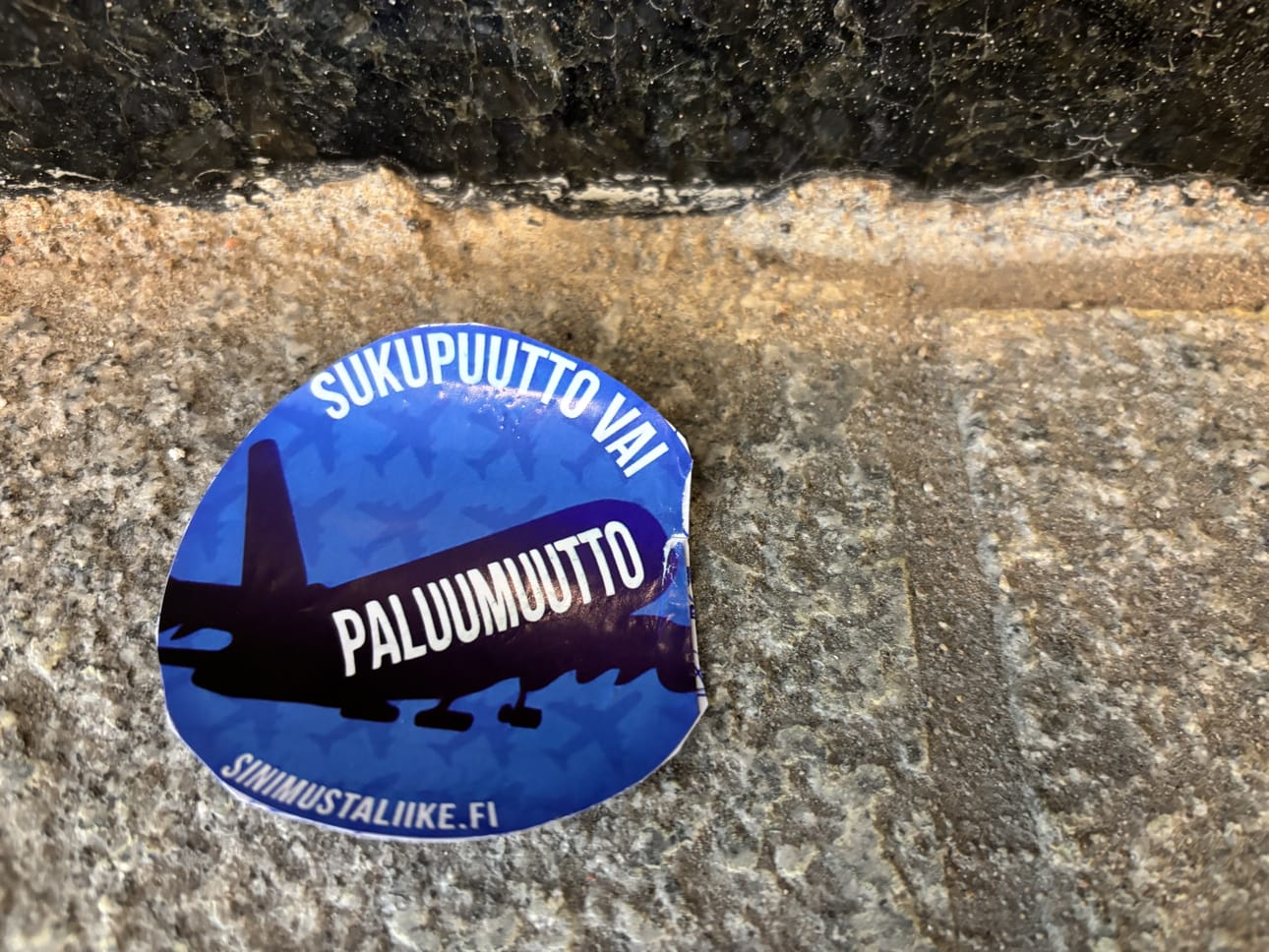 Oulun kaduilla on näkynyt esimerkiksi Sinimustaliikkeen tarroja. Avoimesti rasistinen ja fasistinen yhdistys pääsi keväällä 2025 takaisin puoluerekisteriin ja aikoo osallistua ensi kevään eduskuntavaaleihin.