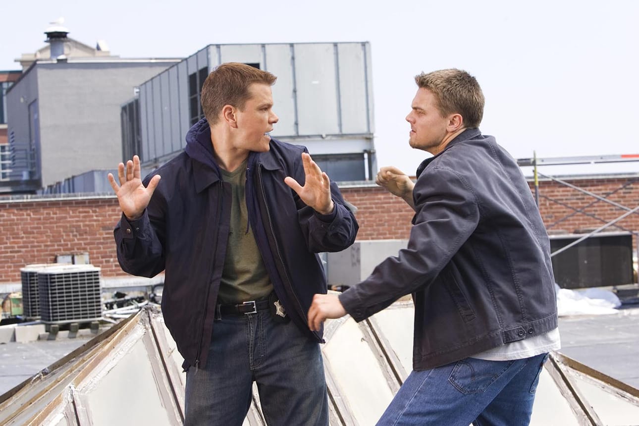 Nuori amerikkalainen undercover-poliisi Billy Costigan (Leonardo DiCaprio) onnistuu soluttautumaan irlantilaismafiaan. Paatunut rikollinen Colin Sullivan (Matt Damon) tekee uraa poliisin vasikkana.