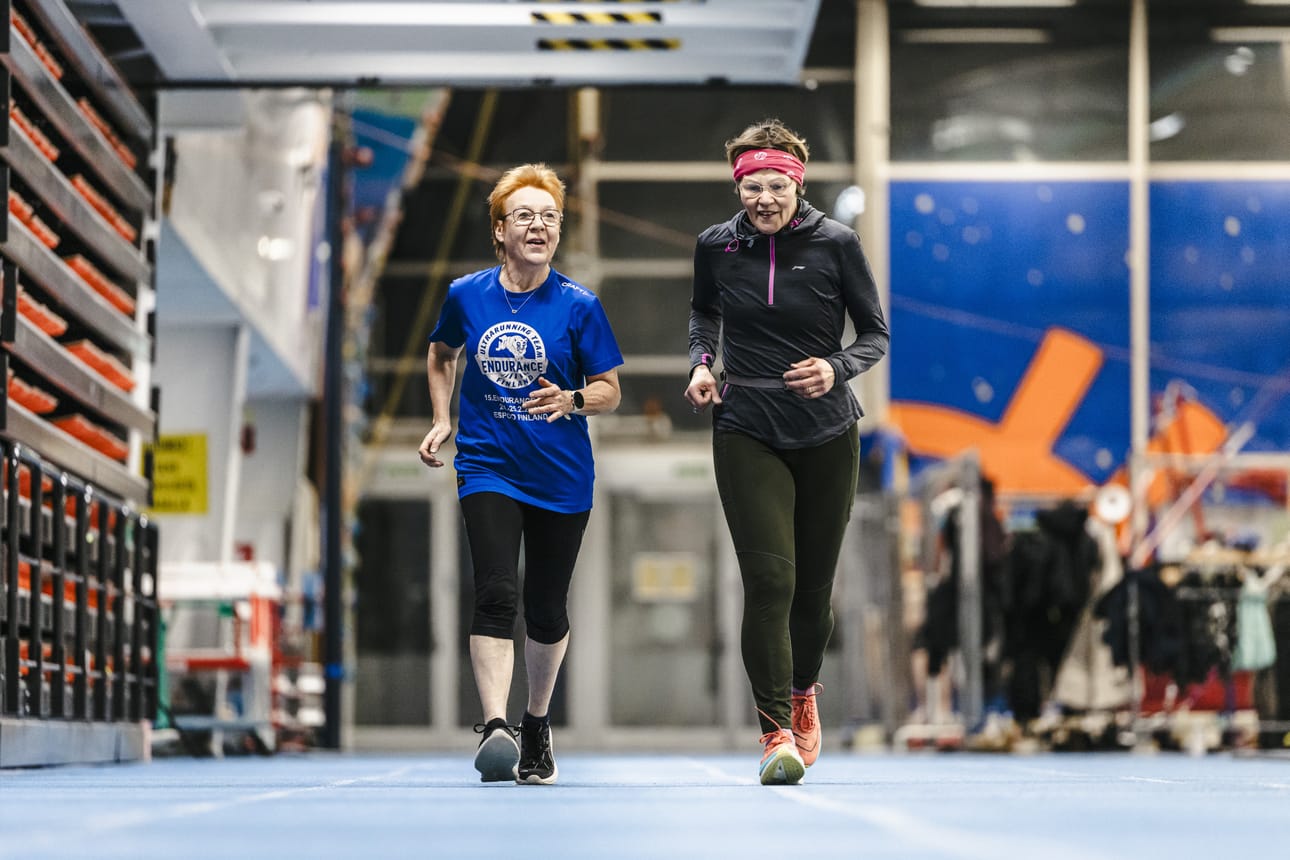 Tuula Latvala ja Lilja Hiltunen osallistuvat perjantaina Lapin urheiluopistolla juostavaan pitkän lenkin iltaan. Se on sopivaa ennakkovalmistautumista helmikuussa Espoossa käytävään 24 tunnin juoksuun.