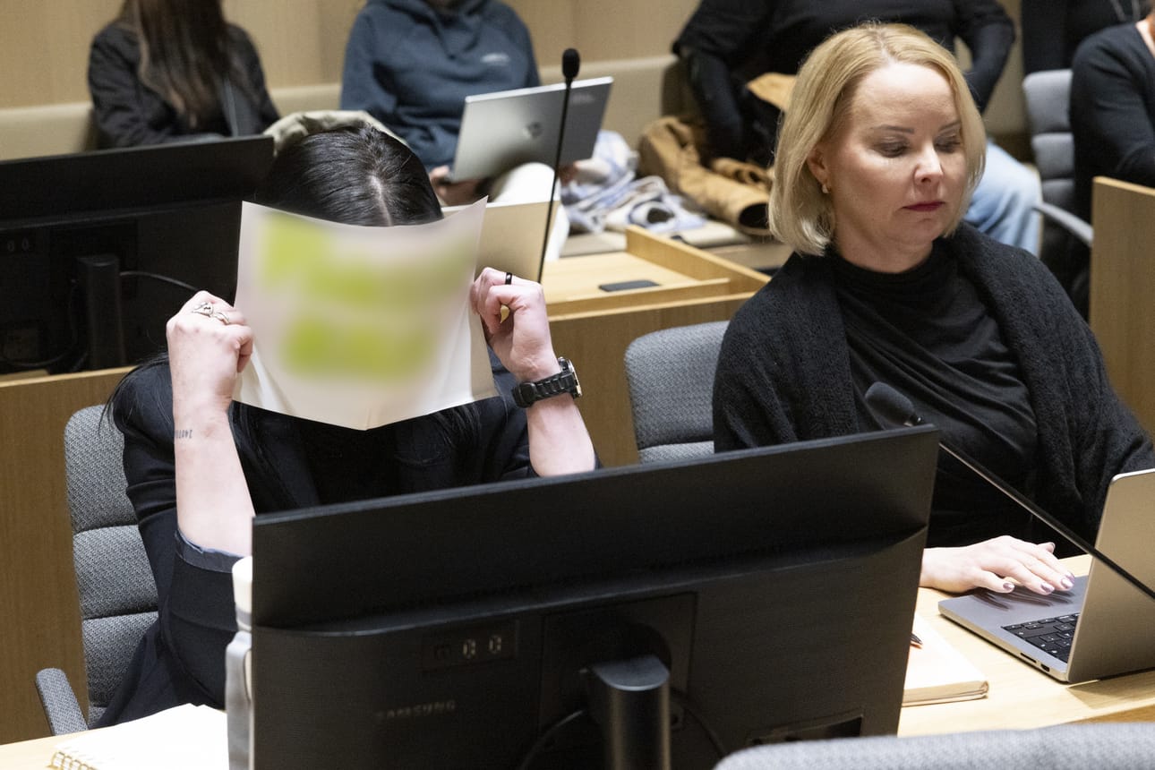 Asianajaja Katri Mäkinen (oik.) esitti avustamalleen murhasta syytetylle naiselle kysymyksiä oikeudessa. Kuvasta on sumennettu lapussa ollut teksti.