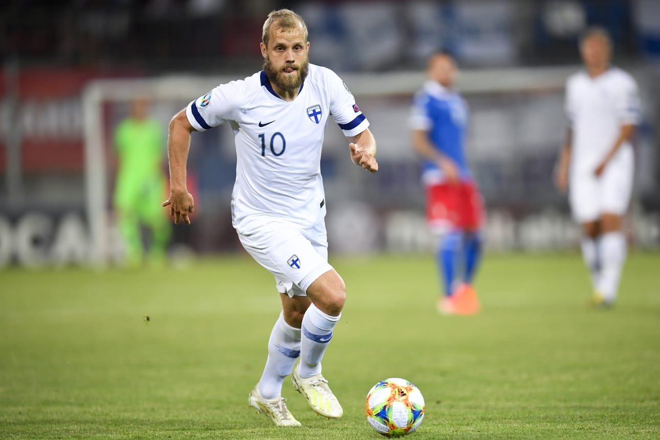 Norwichissa jatkava Teemu Pukki kuvattiin Suomen maajoukkueen paidassa EM-karsintaottelussa Liechtensteinia vastaan kesäkuussa