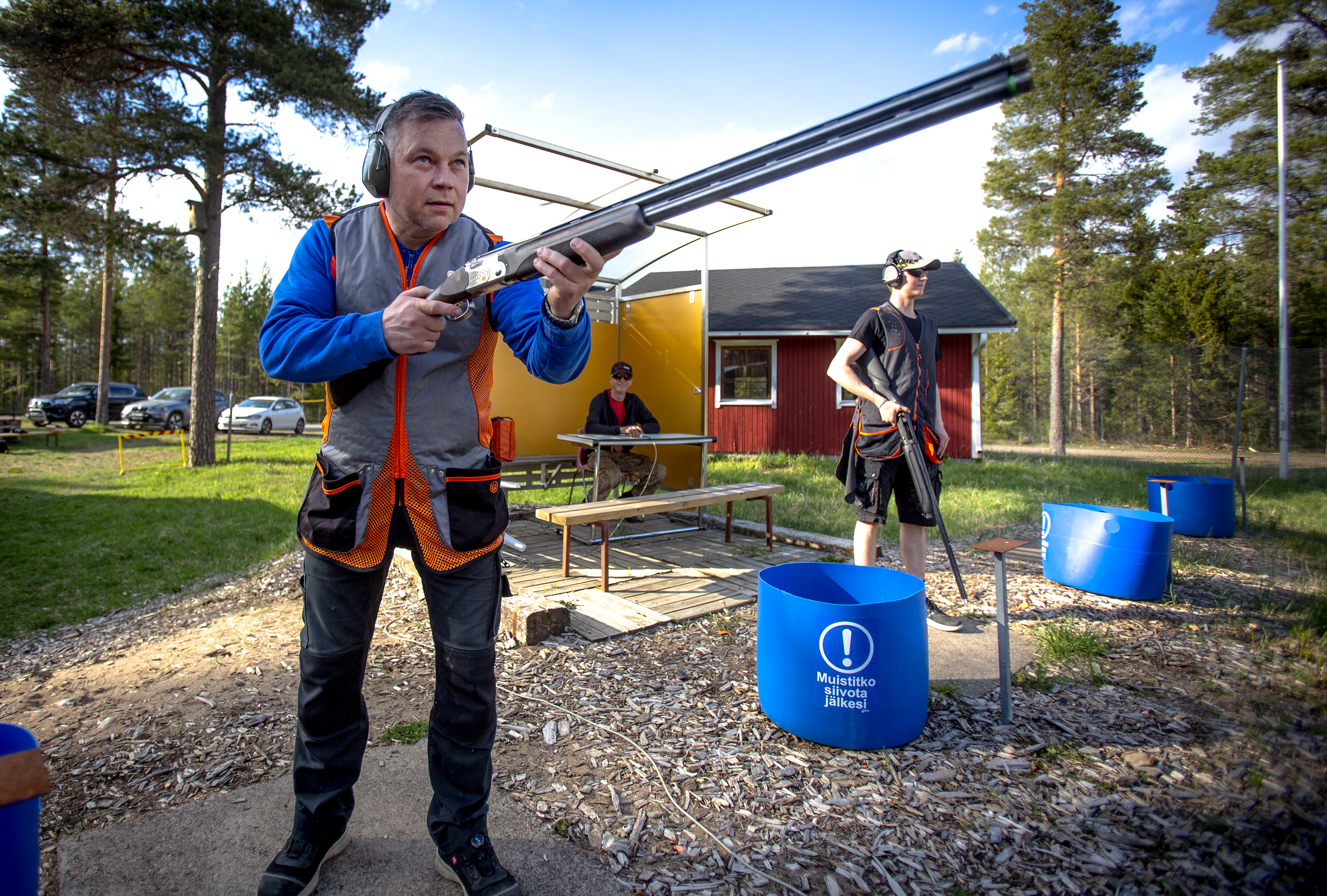Kalajokinen Jussi Fors metsästää Yppärissä ja harjoittelee Pyhäjoen ammuntaradalla Jani Röningin kanssa. Taustalla ammunnan virallinen valvoja Juha Pikkarainen käyttää automaattiheitintä.