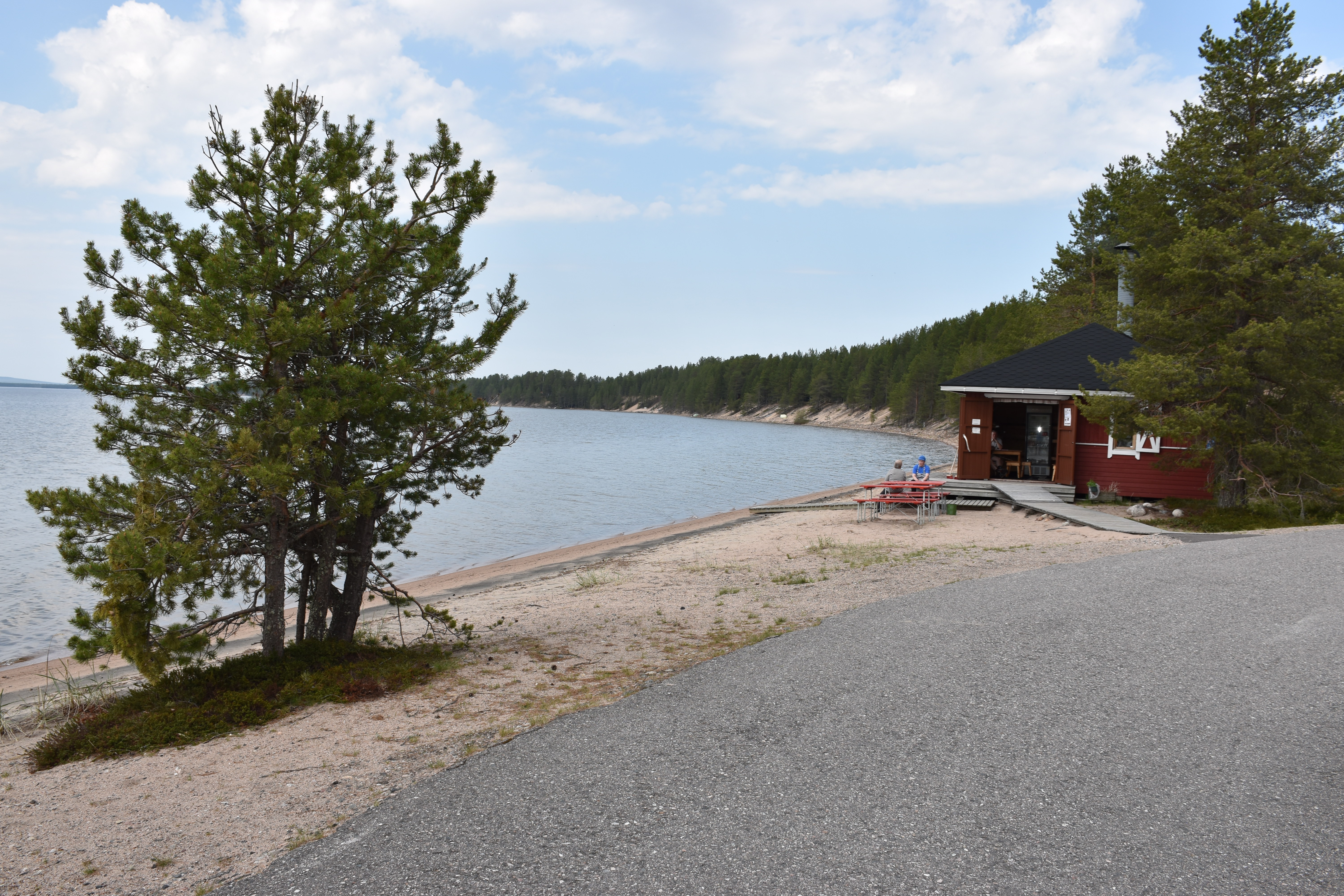 Kotakahvila sijaitsee Posion keskustasta noin 19 kilometriä Taivalkosken suuntaan Livojärven rannalla.