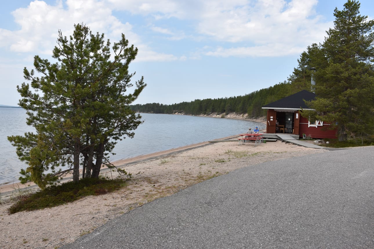 Kotakahvila sijaitsee Posion keskustasta noin 19 kilometriä Taivalkosken suuntaan Livojärven rannalla.