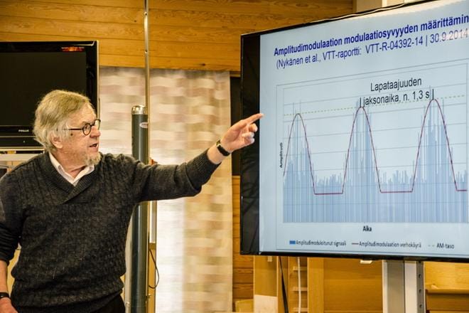 Hannu Nykänen kertoi, että tuulivoimaloiden melu on voimakkainta syksyn ja talven iltoina ja öinä noin tuntia ennen auringonlaskua ja tunti auringonnousun jälkeen. Melu voimistuu, kun aurinko lakkaa lämmittämästä maan pintaa. Yöllä lisääntyy myös meluun liittyvä sykintä. KUVA: JUHA AHO-PYNTTÄRI