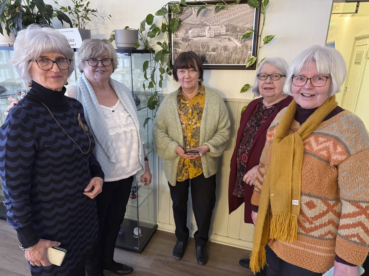 – Me ollaan nyt alkulähteillä, Anna-Liisa Nykänen, Aino Siren, Sinikka Heinonen, Marjatta Helander ja Raili Vehkaperä.