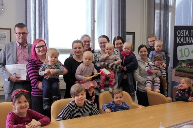 MLL:n Kauhavan-yhdistyksen väkeä kävi palaverissa kaupunginhallituksen kokoushuoneessa. Seurueen otti vastaan kaupunginjohtaja Markku Lumio. Aikuiset veivät viestiään, lapset keskittyivät pyöriviin ”karusellituoleihin”. KUVA: MIA KÄRKKÄINEN