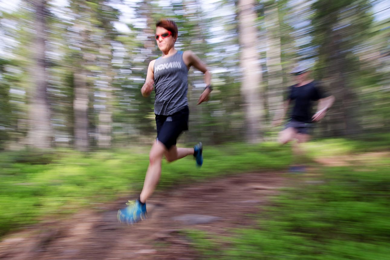 Saara Päätalo tykkää vaihtelevista maastoista. Torstaisin kenellä tahansa on mahdollisuus osallistua opastetulle polkujuoksulenkille.