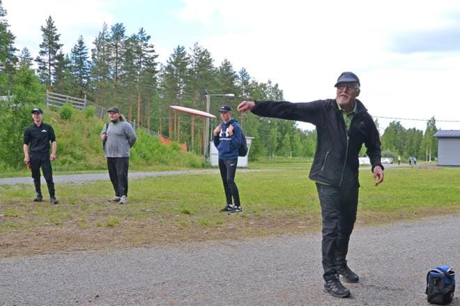 Jussi Ahon heittoa seurasivat Samuel Murto, Oskari Vainionpää ja Riku Haukka. KUVA: MARKKU TURPELA