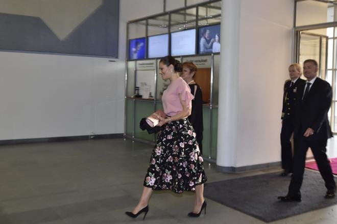 Kruununprinsessa Victoria oli pukeutunut Kansallisoopperaan kesäisen trendikkäästi. KUVA: KIMMO PENTTINEN