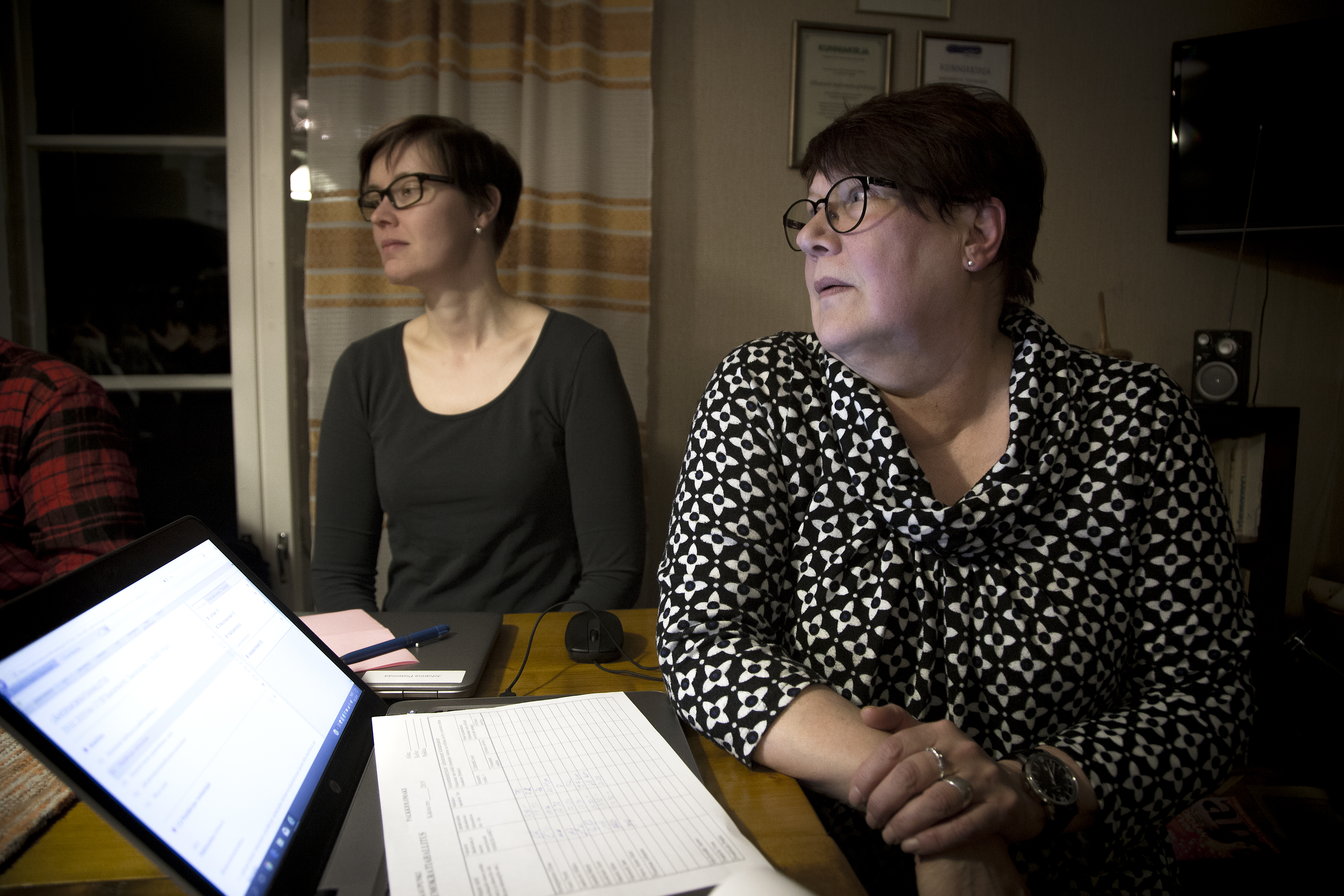 Merikadun alueelta valittu Elina Romppainen (oik.) on johtanut epäpoliittista lähidemokratiahallitusta, jossa Pattijoelta valittu Johanna Pistemaa on jäsenenä.