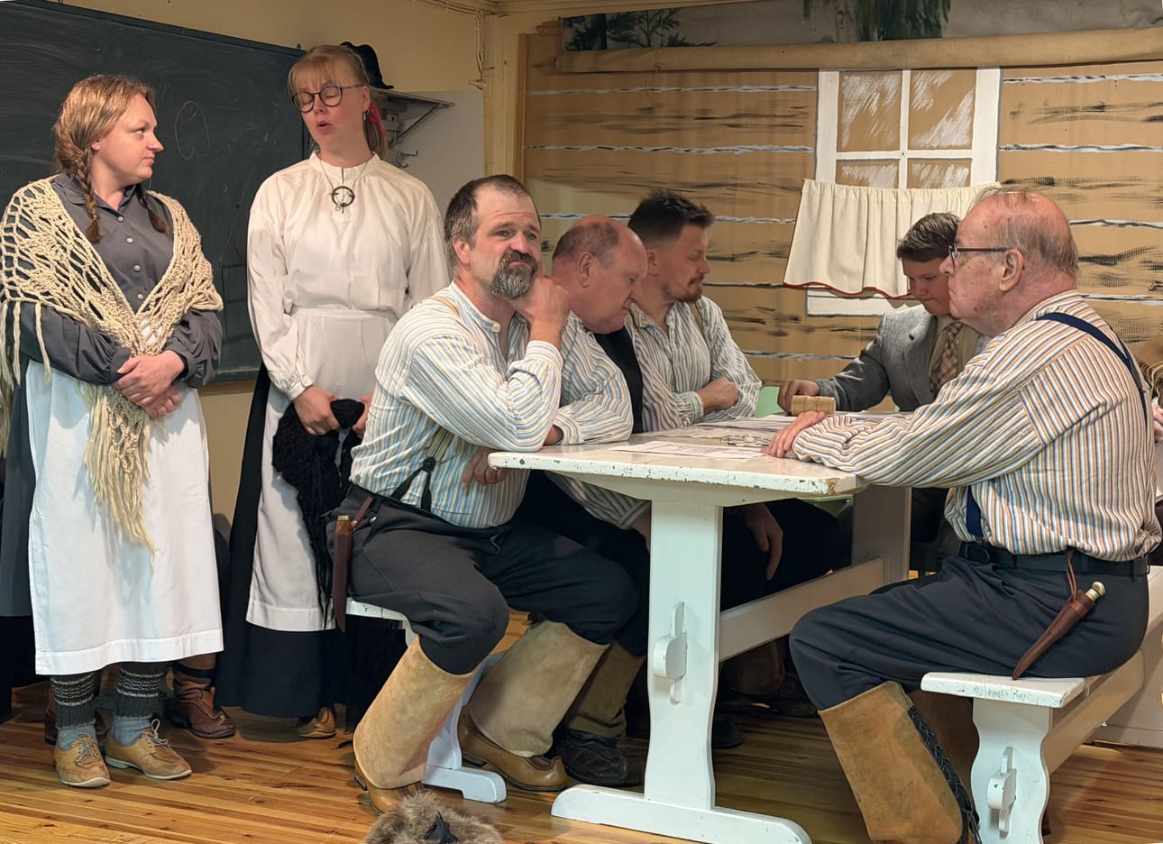 "Olishan se hyvä, että johtokunnassa olisi miesväen lisäksi myös naispuolisia edustajia, niin ainakin kahvinkeitto onnistuisi." Kuvassa meneillään Hyvölänrannan nuorisoseuran perustamiskokouksesta kertova kuvaelma.