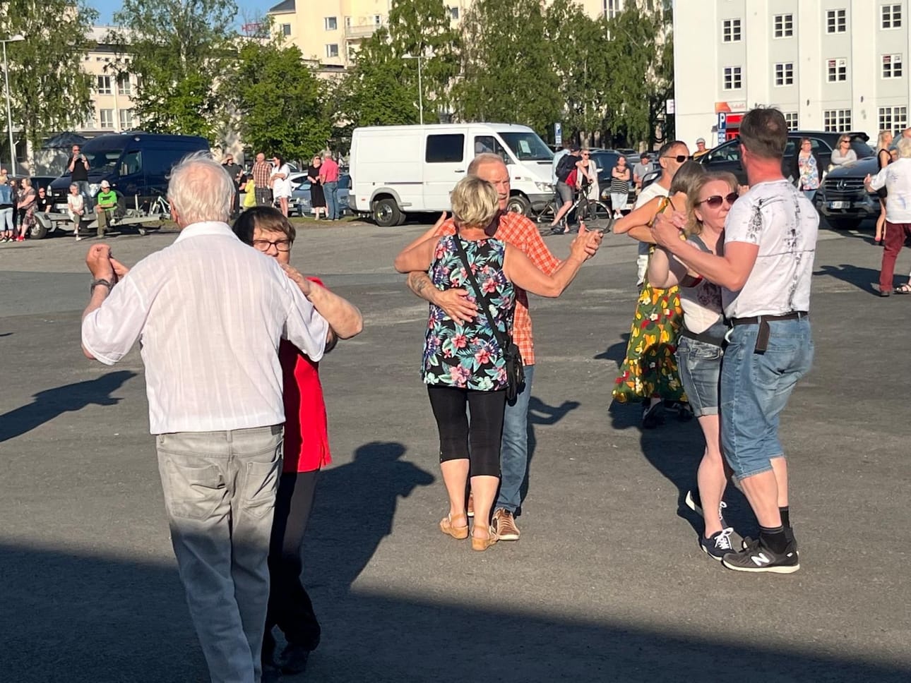 Kemissä pääsee tanssimaan ulkona ensi lauantaina Verstaan pihalla. Kuva on vuoden 2024 tansseista.