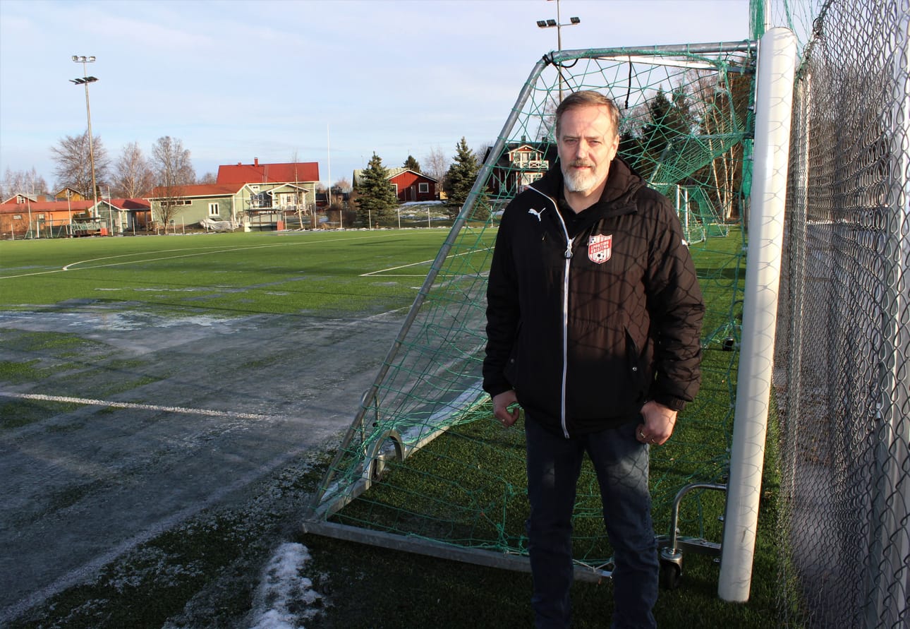 Jari Rantala toimii Kristiinan Sportingin puheenjohtajana. Taustalla siintävä tekonurmikenttä valmistui Kantakaupunkiin heinäkuussa 2018.