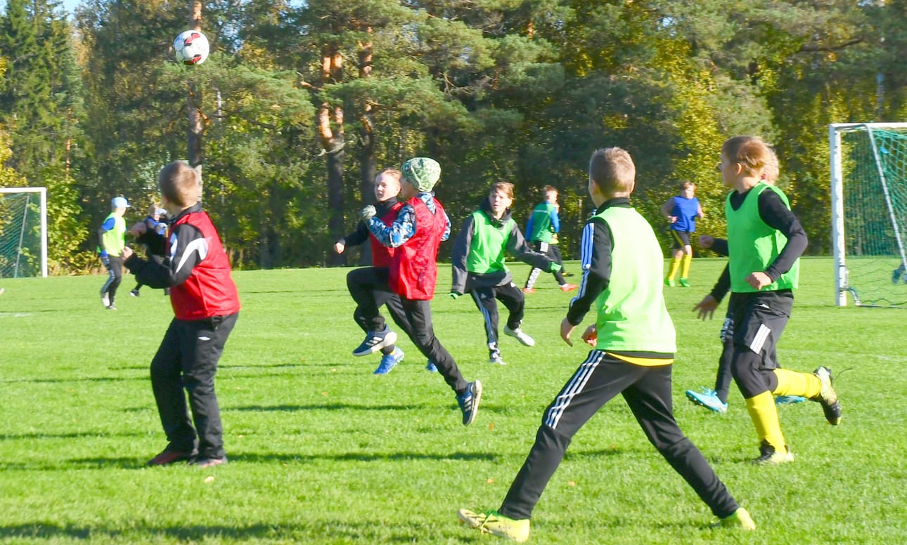 Tuurin keltapaitainen mestarijoukkue kamppaili sarjapisteistä Sulkavan koulun kanssa.