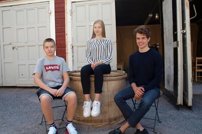 Nuoria muusikoita kuullaan festivaalilla tänä vuonna aiempaa enemmän. Axel Asplund (kitara), Karoliina Krook (poikkihuilu) ja Albert Sahlström (viulu) esiintyvät juhlien aikana festivaalikahvila Loftetin tiloissa. Kuva: Katja Lahti