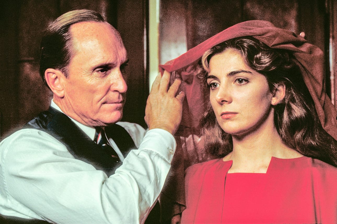 Natasha Richardson on Kate The Handmaid's Talen ensimmäisessä elokuvaversiossa Orjattaresi vuodelta 1990. Komentajan roolissa on Robert Duvall.