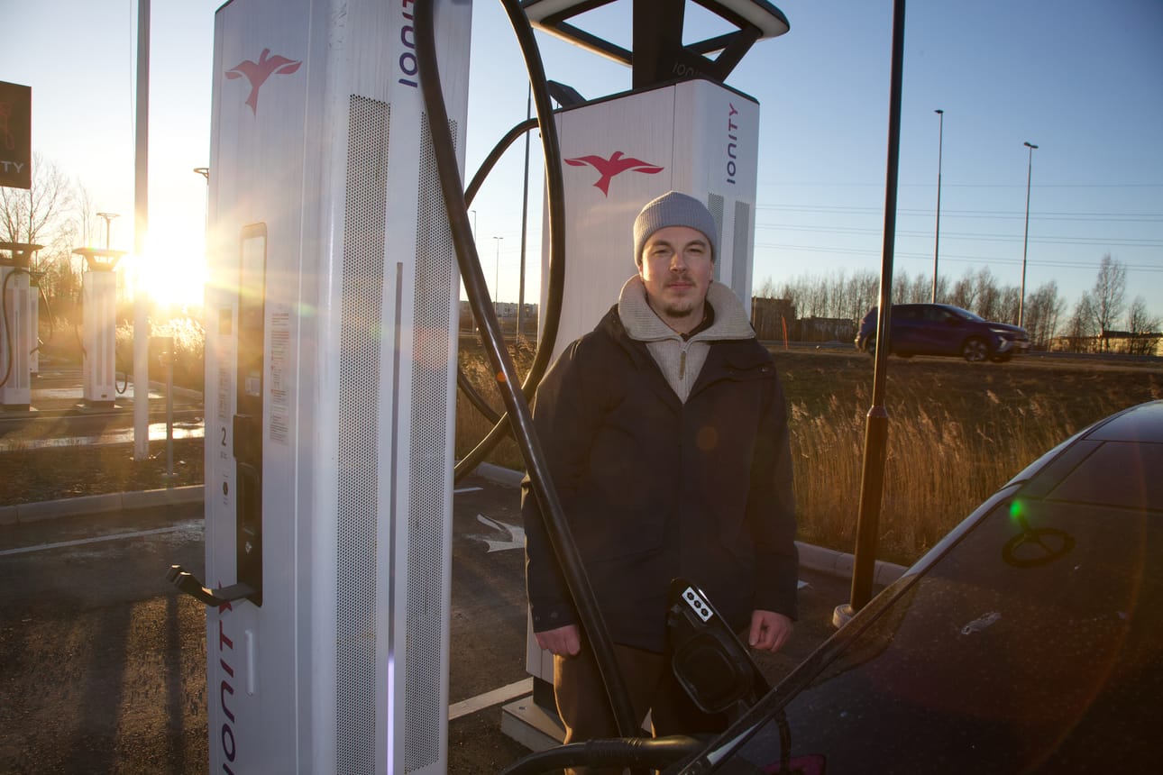 Alex Wallén asuu pääkaupunkiseudulla, mutta käy usein Seinäjoella. Sähköautojen kilometrivero saattaisi tulla hänelle nykyistä verotusta kalliimmaksi.