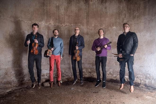 Ian Stephenson (kitara, haitari), Andy May (säkkipilli, piano), Kristian Bugge (viulu), Antti Järvelä (mandoliini, kontrabasso) ja Esko Järvelä (viisikielinen viulu, piano) hemmottelevat yleisöä kansanmusiikillaan huomisiltana Alahärmässä.